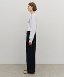 M LOW-WAIST TUCK WIDE DENIM PANTS IN DARK BLUE image 5