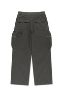 VOLUME TUCK CARGO PANTS IN CHARCOAL GREY